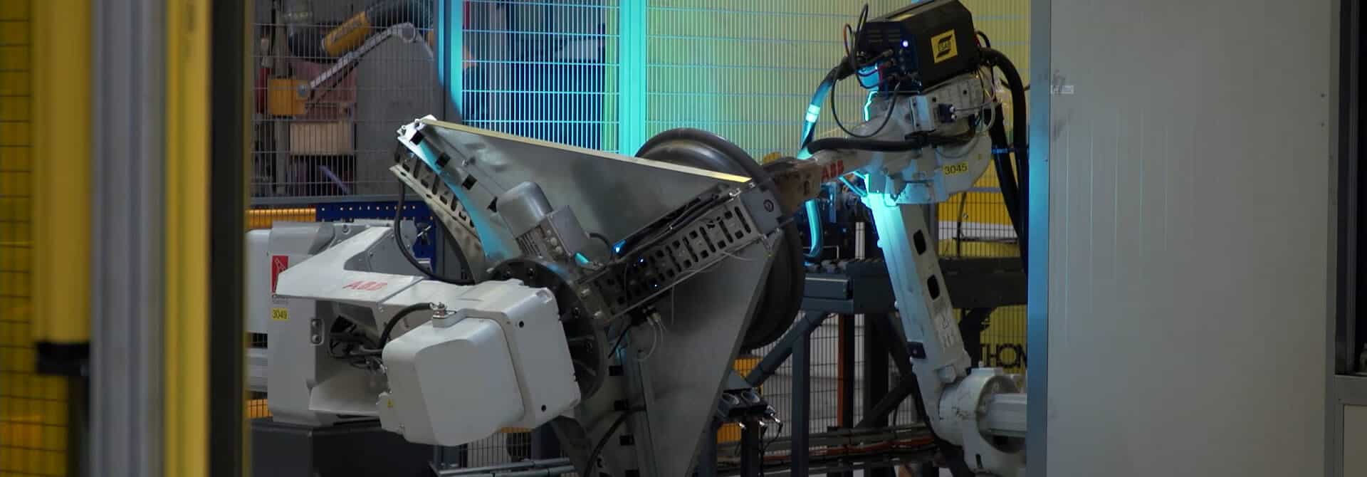 ABB-Roboter schweißt Felge am Manipulator