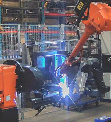 Höhere Effizienz mit Schweißroboter auf Schiene und 4 Manipulatoren
