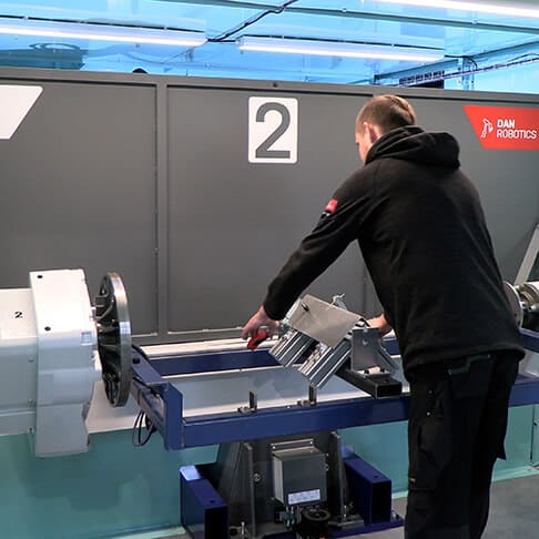 Der Bediener legt das Werkstück in die Schweißzelle WR-2