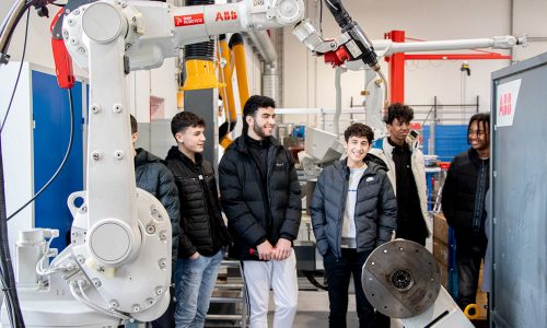 Mind Your Own Business drengene fra Fredericia på besøg hos DanRobotics