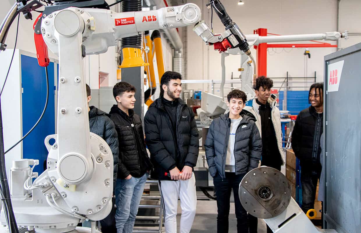 Mind Your Own Business drengene fra Fredericia på besøg hos DanRobotics
