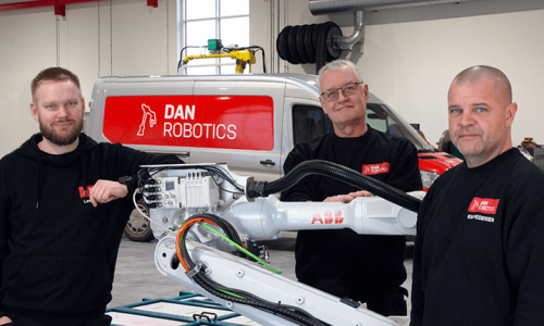 Billede af Lasse, Kim og Jens ved siden af en ABB robot